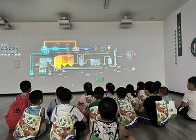 赶走“垃圾怪” 成都“脐宝贝”体验环保科技魅力