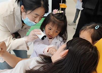 迷你牙医来了！ 萌娃“坐诊”给爸爸妈妈看牙齿